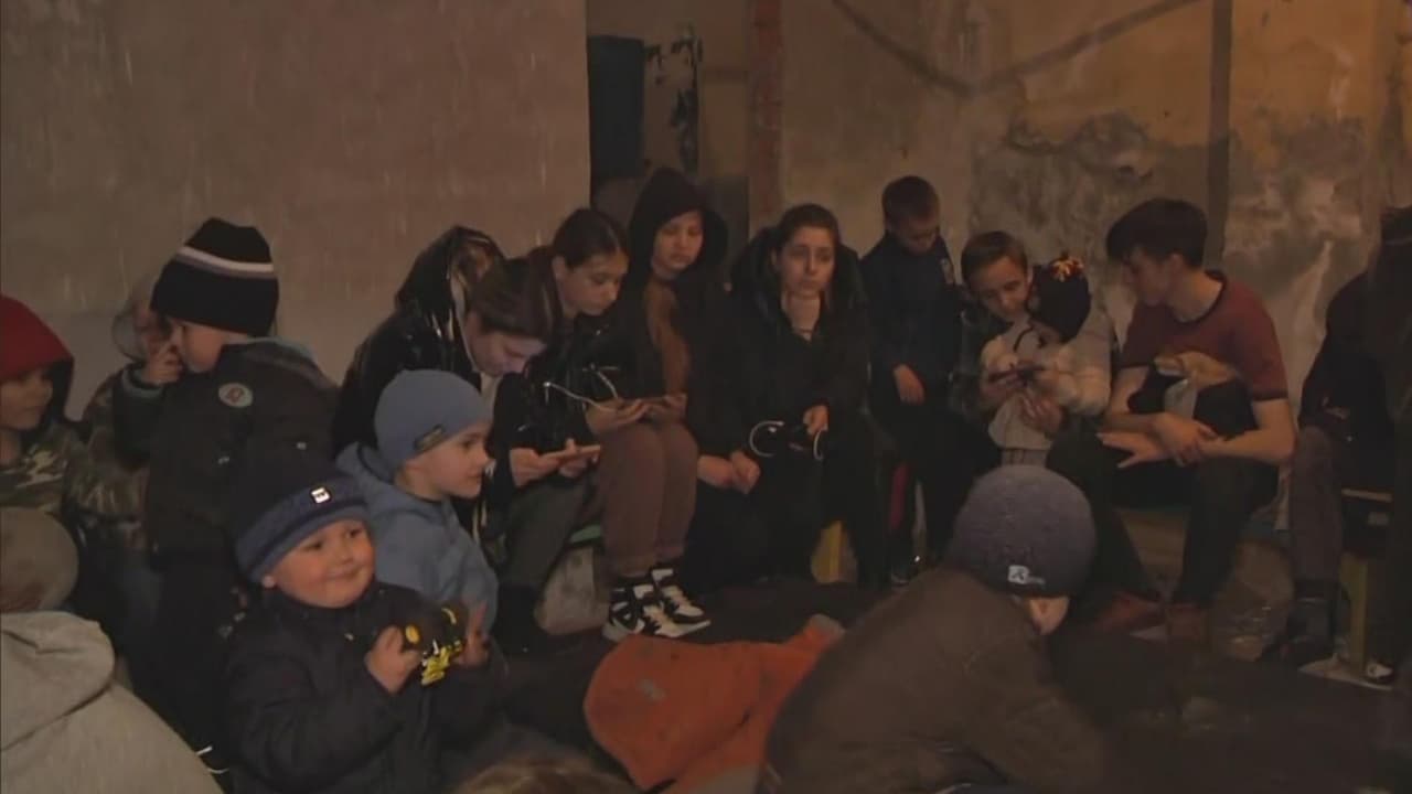 <b>En video:</b> Un grupo de 45 niños se encuentra en un orfanato de paso en Leópolis, el cual acoge a menores huérfanos que llegan de otras ciudades atacadas por Rusia como Odesa, Kiev y 
<a href="https://www.univision.com/noticias/mundo/guerra-ucrania-rusia-mariupol-asedio-sobrevivientes-testimonios-lviv-fotos">Mariupol.</a>