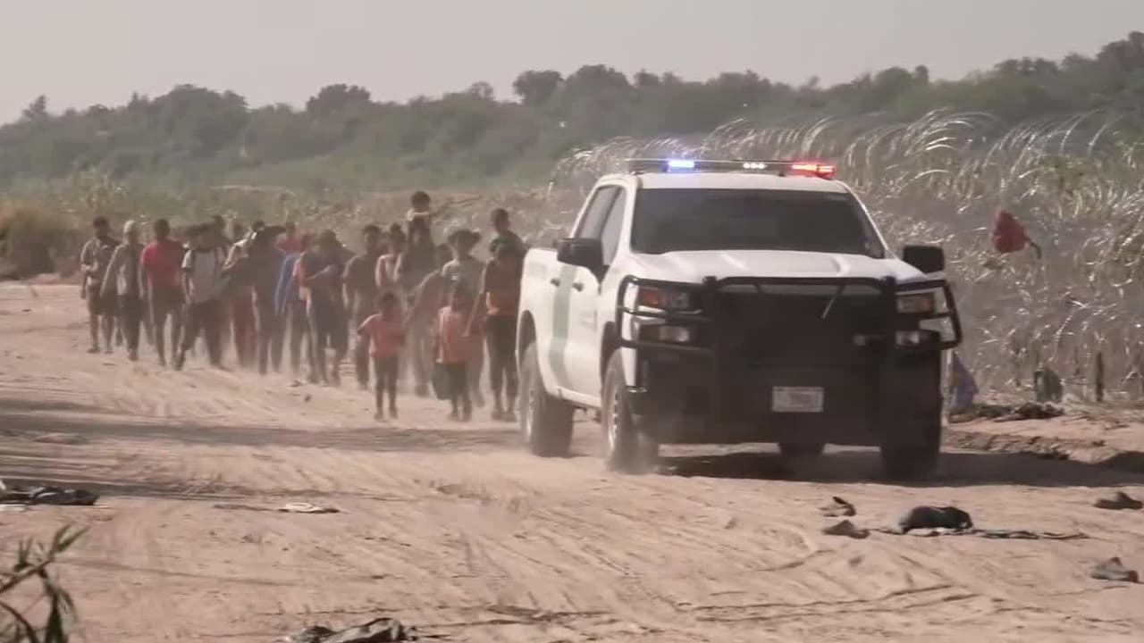 De julio a agosto de este año, se reportó un incremento de 27% en las detenciones de inmigrantes indocumentados en la frontera, informó la Oficina de Aduanas y Protección Fronteriza. Hasta el momento, agosto es el mes con la mayor cifra de detenciones en lo que va del año, superando las 233,000.