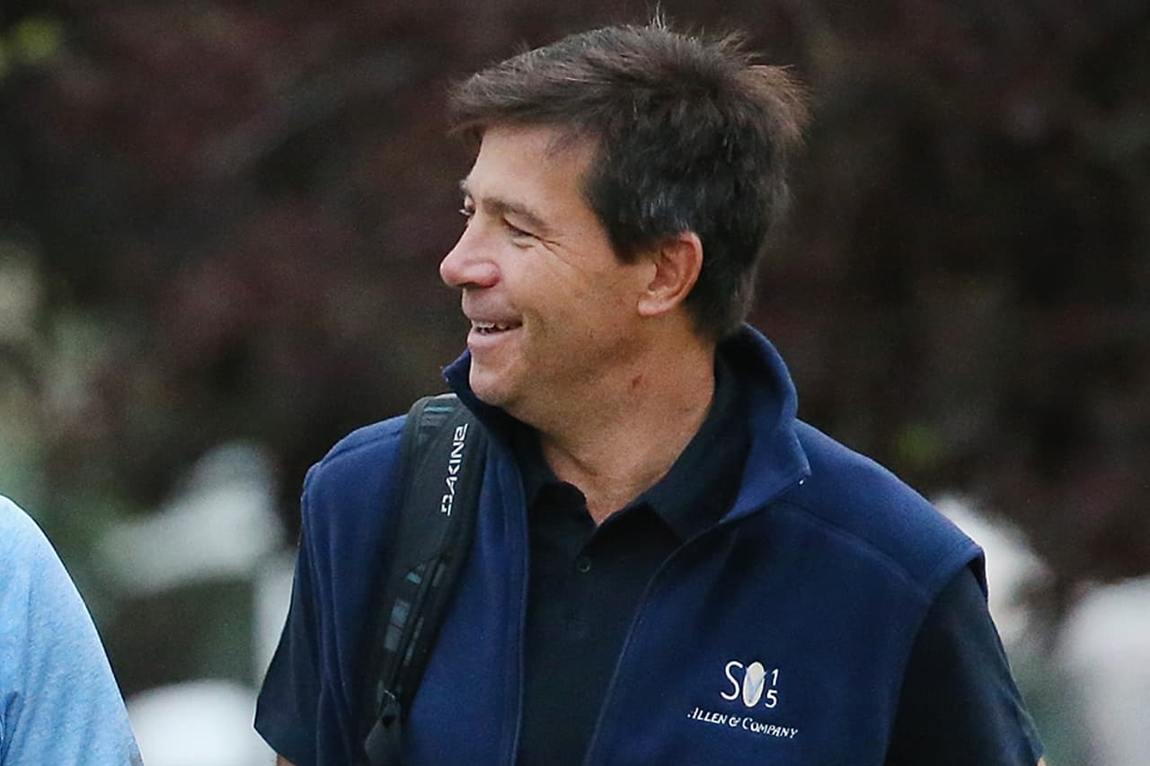 <b>Puesto 20. Familia Ziff</b>.
<br>
<br>• Patrimonio: 15,000 millones de dólares.
<br>
<br>• Cambio desde 2015: igual.
<br>
<br>• Origen de la riqueza: publicaciones y fondo de inversiones.
<br>
<br>Los hermanos Dirk (en la foto), Robert y Daniel Ziff son los herederos de Ziff-Davis, una editorial fundada por su abuelo William Bernard Ziff Sr. en 1927. Luego de que su padre vendiera el negocio inicial en 1994, los tres hermanos convirtieron las ganancias en un imperio inversor conocido como Sculptor Capital Management.
<br>