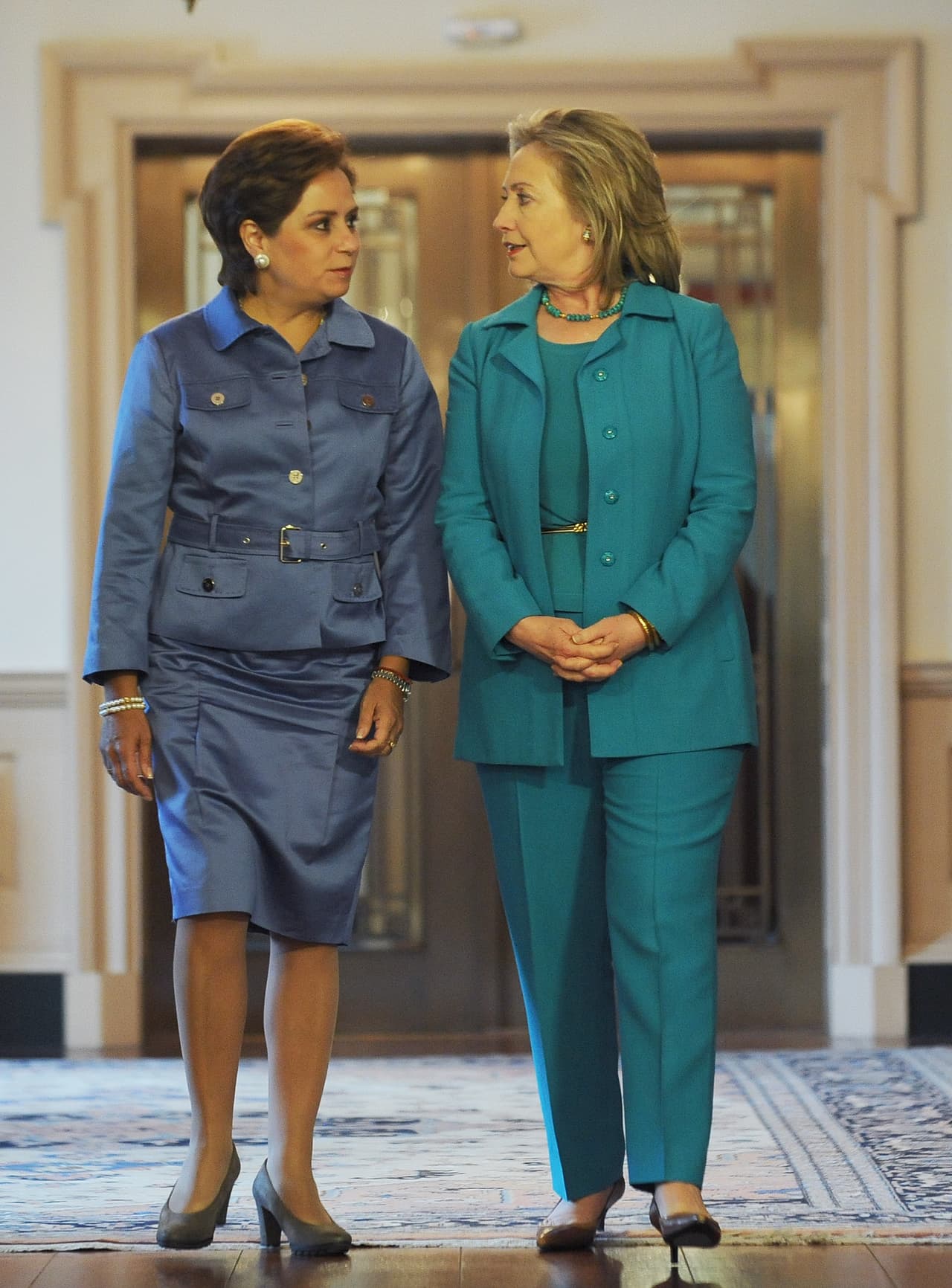 También, anécdotas históricas señalan que el escritor Charles Baudelaire escribió ‘Las flores del mal’ inspirado en una historia sobre unas floristeras que a fuerza de trabajar con tela verde para hacer el follaje artificial padecían de tremendas enfermedades. Quizás por eso en la multiplicidad de trajes, azules, rojos, naranjos y negros, Hillary Clinton ostente un número escaso de sastres pantalones de este color.