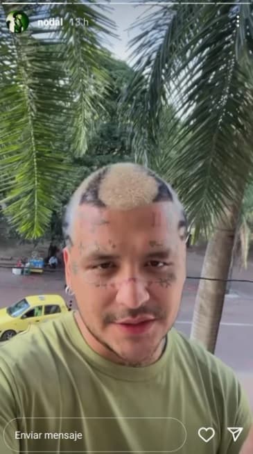 El 4 de julio, justo cuando anunció que se 
<a href="https://www.univision.com/famosos/christian-nodal-retiro-musica">tomaría un descanso del trabajo</a>, Christian apareció en redes sociales nuevamente con el cabello rubio, pero esta vez con estrellas de color negro. 
<br>