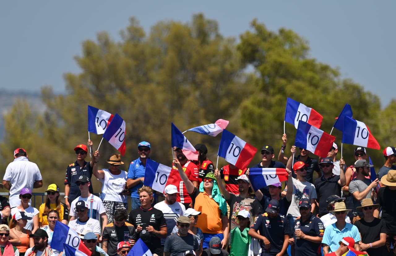 Max Verstappen conquistó el Gran Premio de Francia por delante de Lewis Hamilton y George Russell. Checo Pérez fue cuarto y Charles Leclerc tuvo que abandonar la carrera tras un impactarse con el muro.