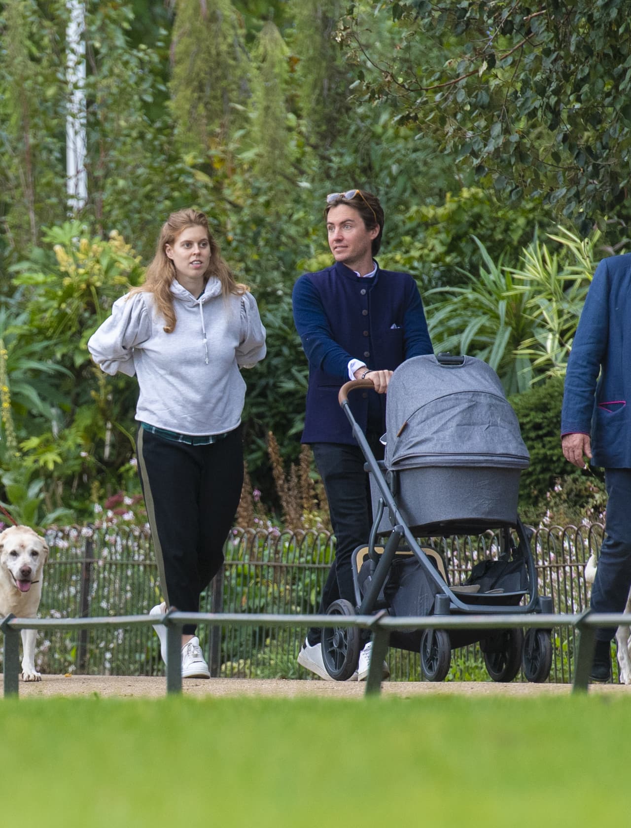 El empresario fue quien se encargó de empujar el carrito de bebé y en varios lapsos del paseo se le vio sonriente al lado de su esposa.