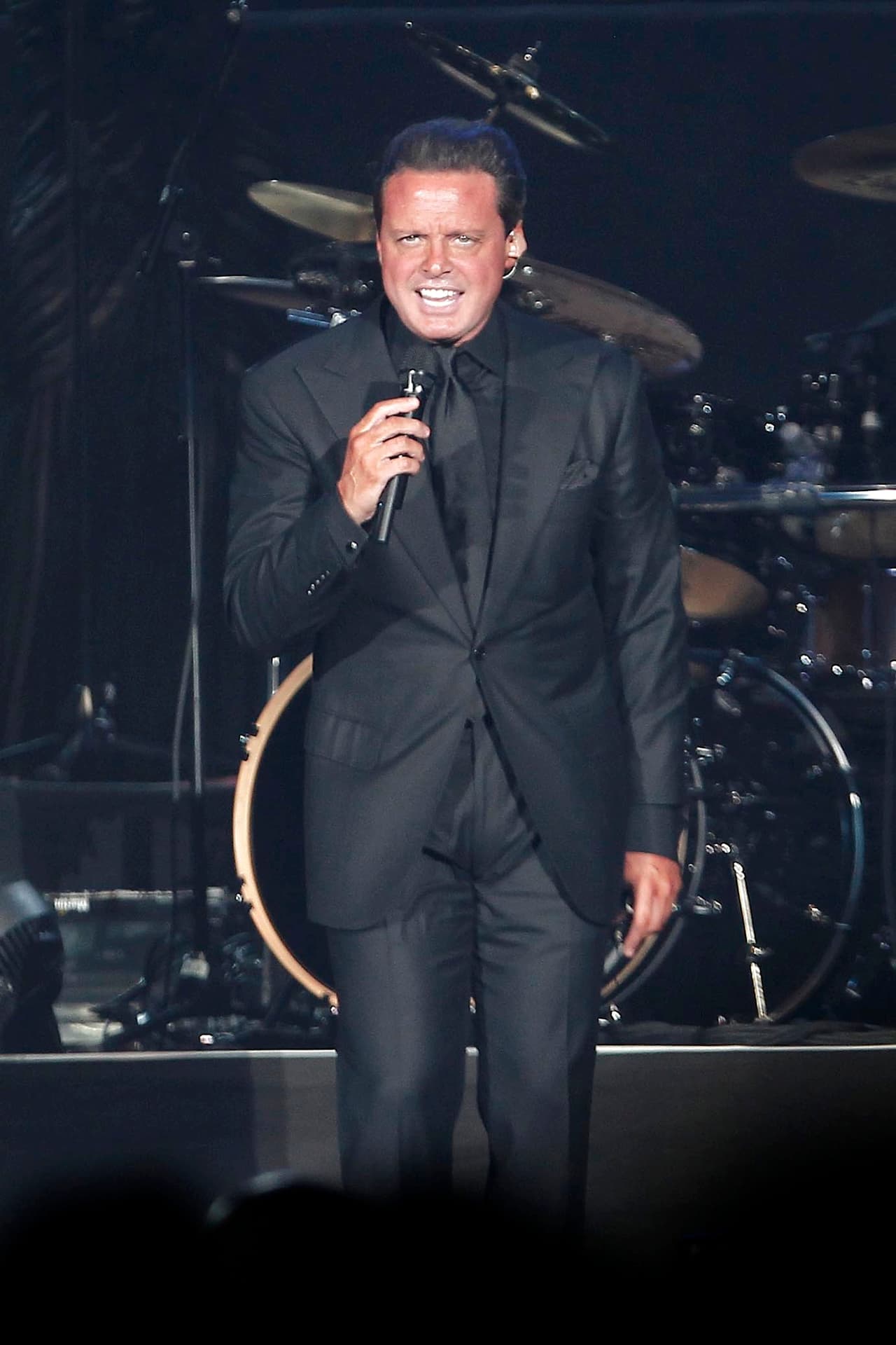 La cosa va de mal en peor con Luis Miguel, luego de volver a cancelar conciertos en la ciudad de México en el Auditorio Nacional, recinto en el que se presentaría, la dirección del mismo ha decidido vetarlo por su informalidad.