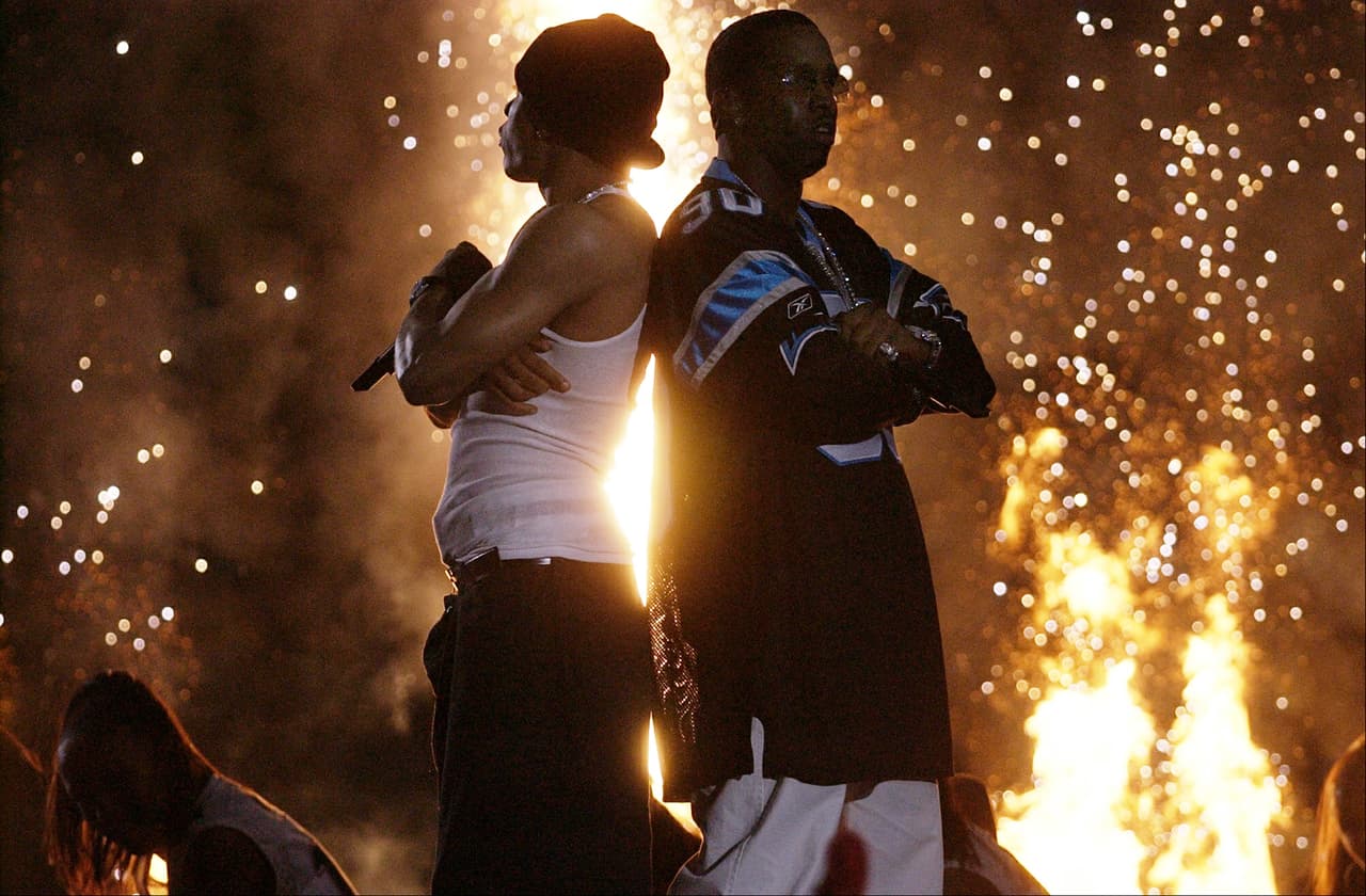 La presentación más controversial sin duda. Jackson presentó 'All For You', Rithm Nation' y una parte de 'The Knowledge', cuando salió Justin Timberlake para interpretar 'Rock Your Body' a dueto y, en la línea final de la canción, Justin jaló una parte de la vestimenta de Janet, dejando un pecho al descubierto sólamente cubierto por un tipo de 'anillo'. Este acto tuvo diversas y costosas consecuencias.