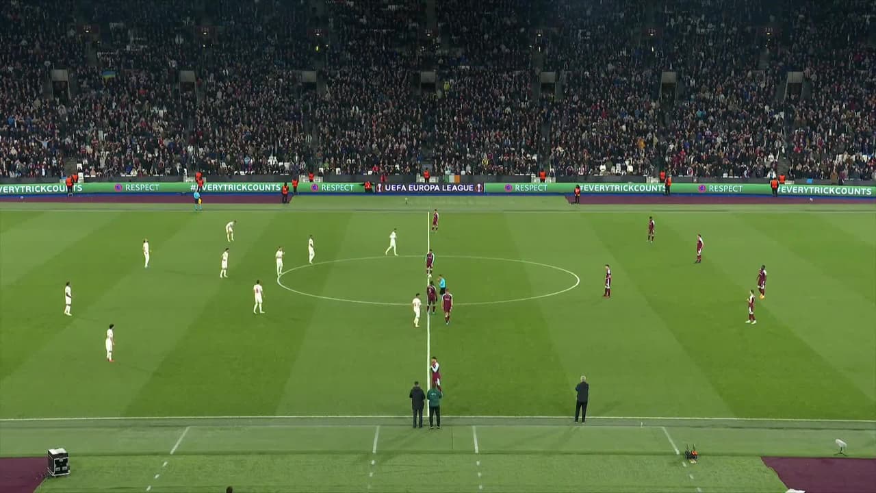 ¡TIRO ATAJADO! disparo por Tomas Soucek.