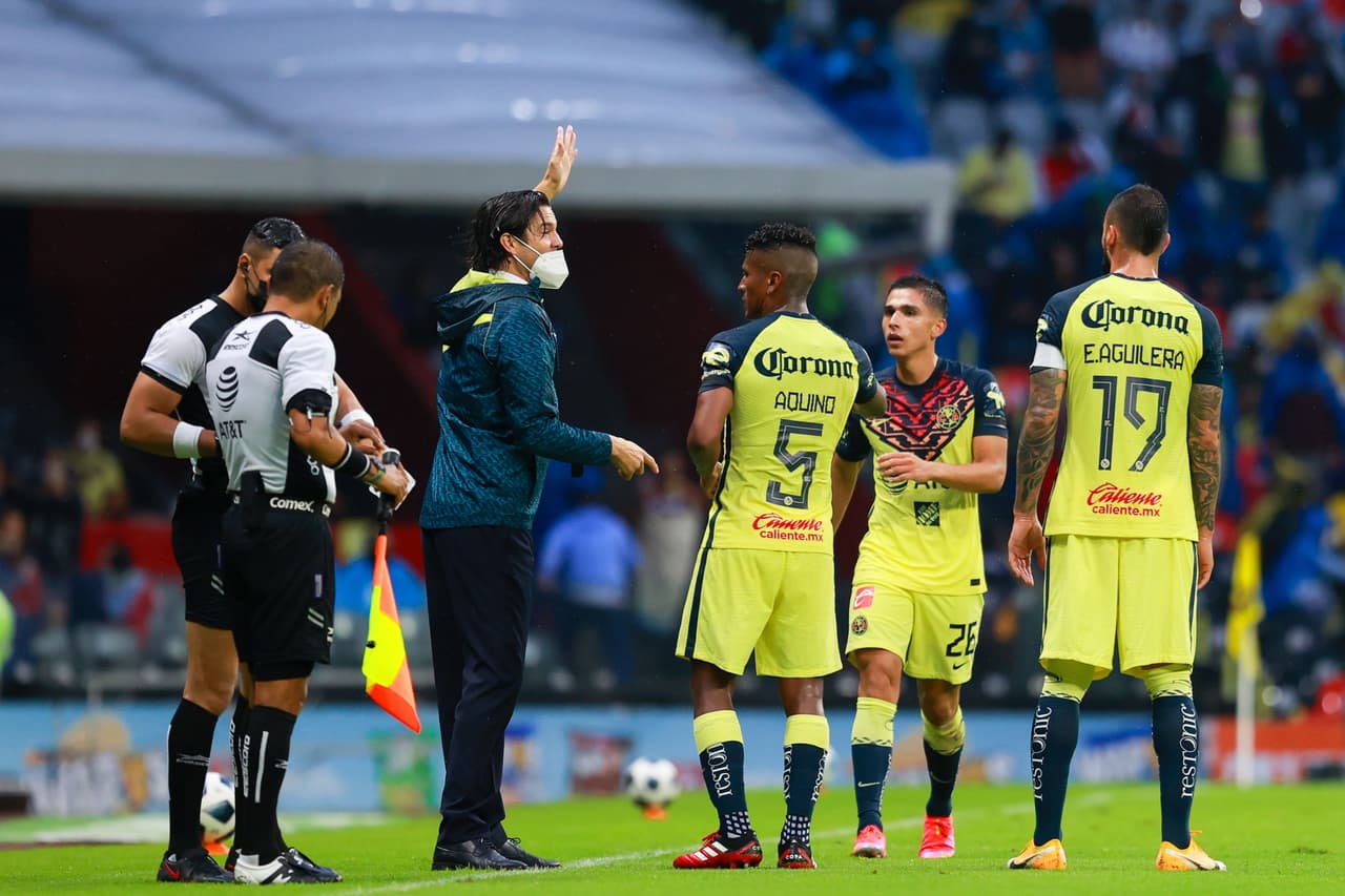 Parece que Santiago Solari no estaba satisfecho con el rendimiento de su equipo y les daba indicaciones a sus jugadores.