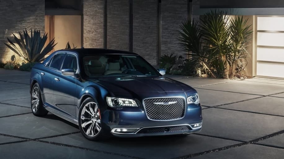 <b>Chrysler 300 2018</b>
<br> Precio sugerido por el fabricante (MSRP): $38,621
<br> Transacción promedio: $30,135
<br> Descuento: $8,486
<br> % Descuento: 22%