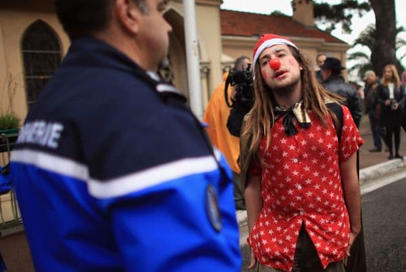 Los afuera reunidos piden a los miembros del Grupo de los 20 imponer mayores impuestos sobre las transacciones financieras.