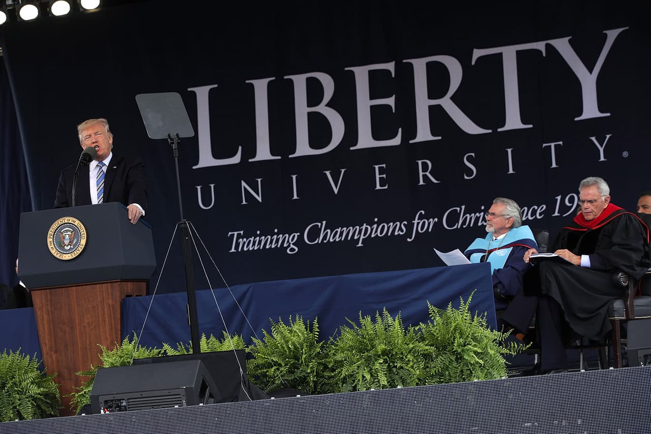 "En América, no adoramos al gobierno, adoramos a Dios", aseguró Donald Trump durante su discurso principal en Liberty University el 13 de mayo de 2017 en Lynchburg, Virginia.