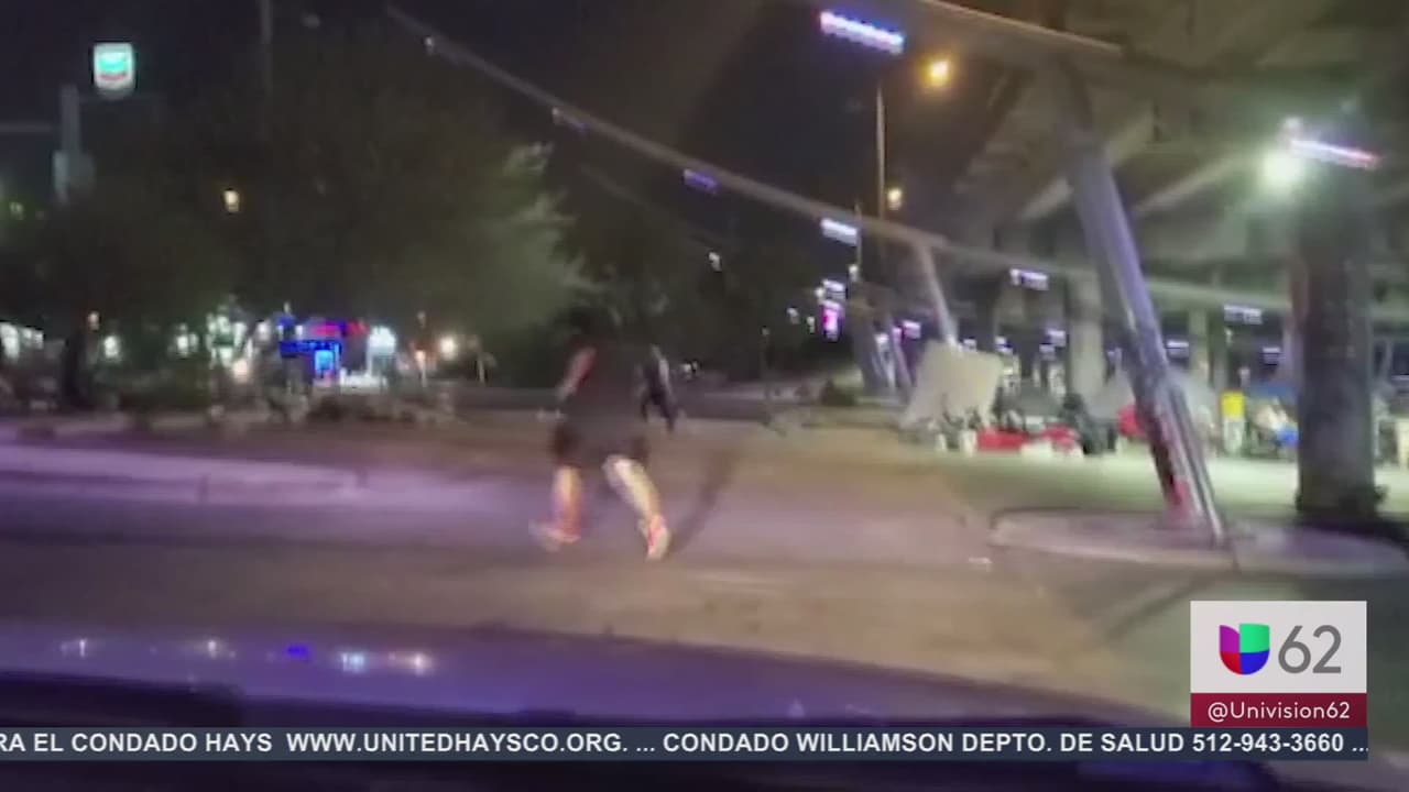 Detienen a conductor por atravesar barrera en protesta en el centro de Austin