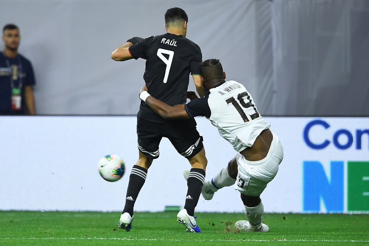 En los duelos individuales, Raúl Jiménez buscó prevalecer durante gran parte del primer tiempo.