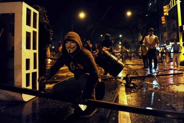 Los manifestantes bloquearon calles y avenidas principales con cualquier objeto que les ayudara a detener el tránsito.