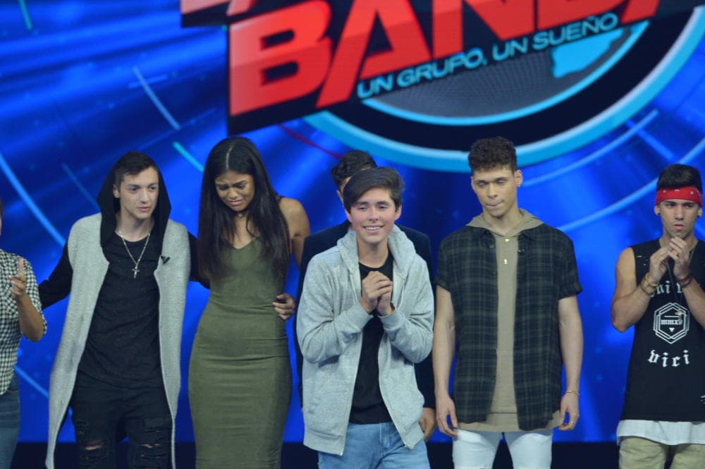 Luego de calificar el desempeño de los chicos grabando el videoclip, los jueces le dieron otra oportunidad a Edward de seguir a los shows en vivo.