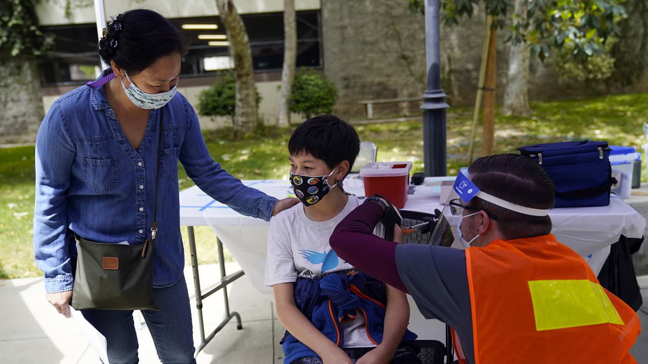 La experta también reiteró que las personas pueden tomar medidas de protección para ambos virus, incluido el distanciamiento social, la limpieza regular de las manos, el aislamiento y vacunarse contra el covid-19 y la gripe.
<br>