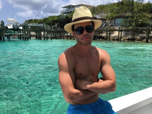 Aunque creció en una familia muy humilde y pese a que se crió en el Bronx nunca se dejó llevar por los vicios y los peligros que lo rodearon.