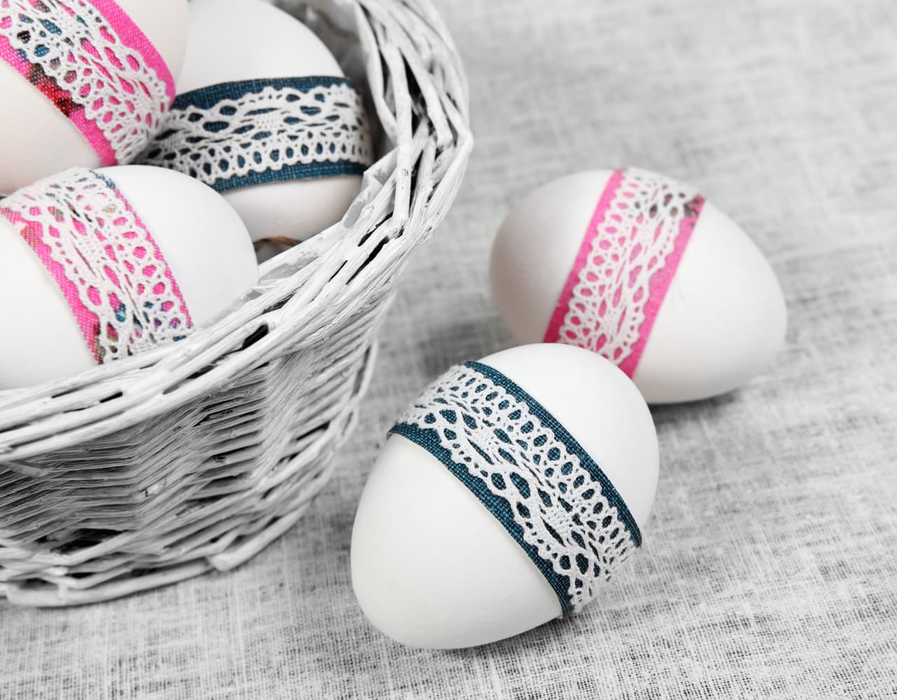 Listón, encaje y silicón es todo lo que necesitas para hacer este tipo de decoración un tanto más formal para esta temporada.