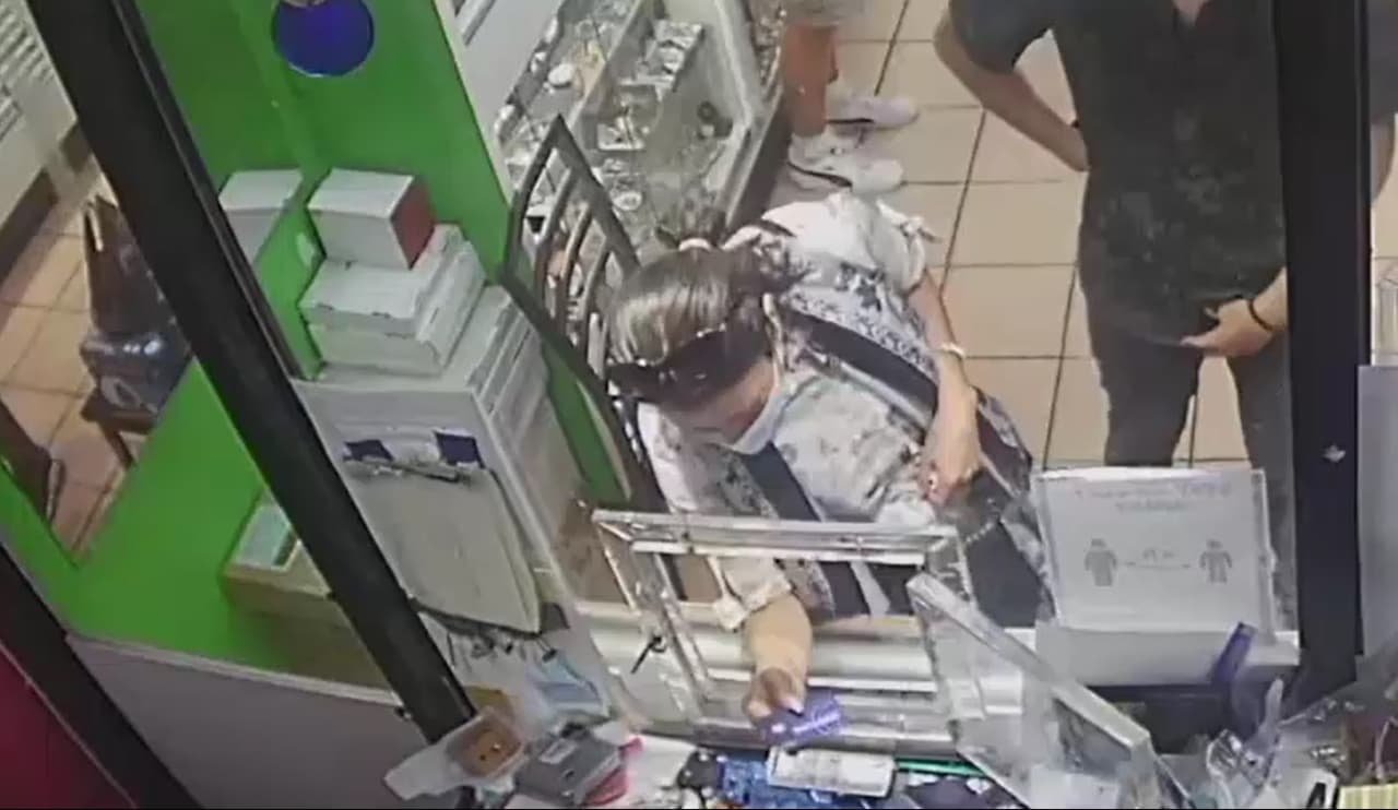 Mujer compra $7,000 en joyería con tarjeta robada en Queens
