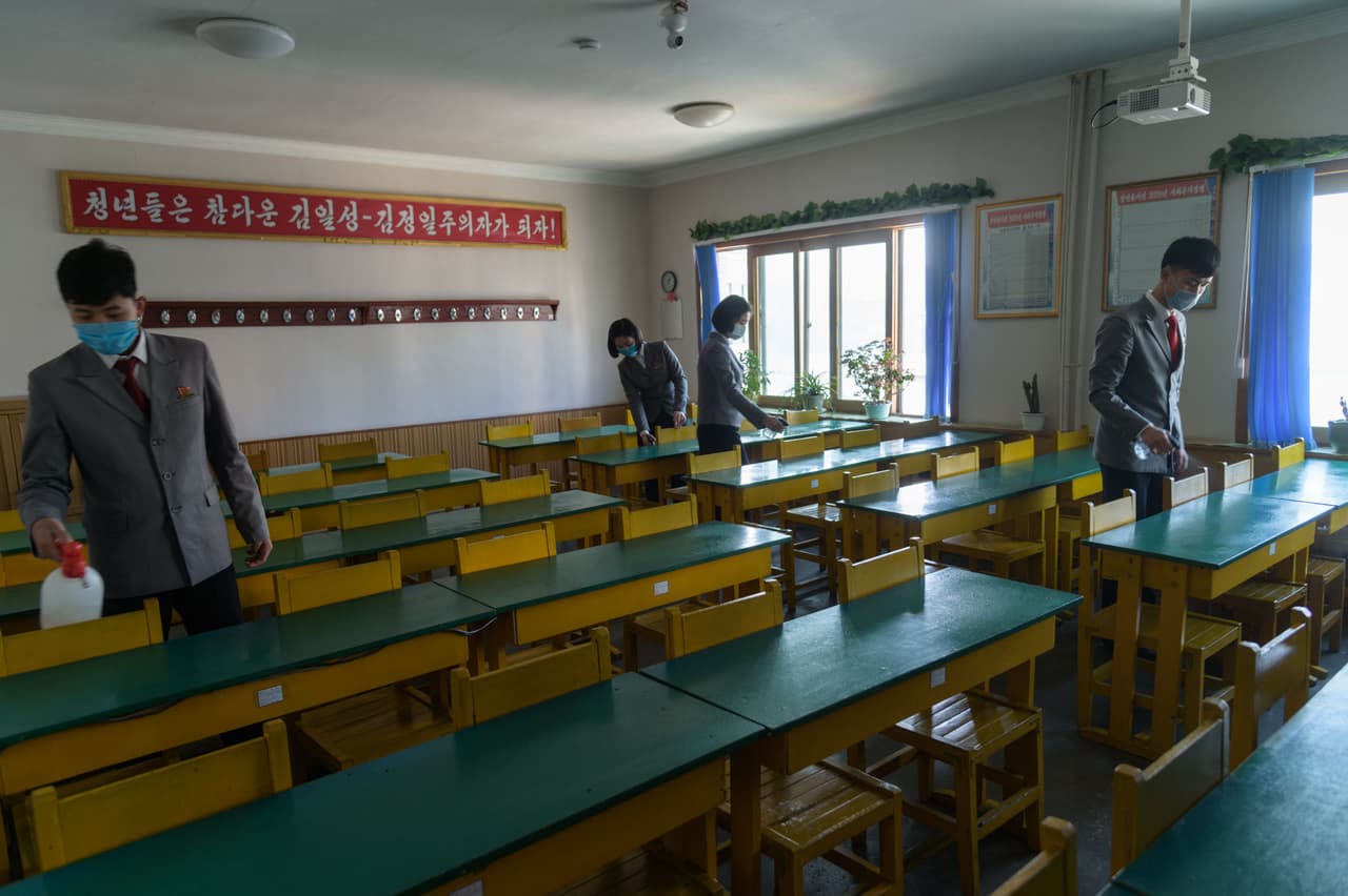 <b>Aula desinfectada.</b> Estudiantes de medicina en Pyongyang, Corea del Norte, desinfectan la sala donde recibirán una clase. 22 de abril