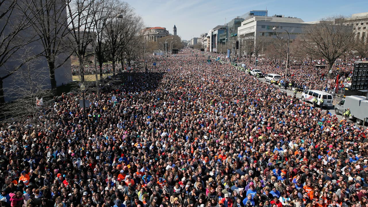 Más de un millón de personas se presentaron en la Marcha por Nuestras Vidas (March for Our Lives) el 24 de marzo de 2018 en Washington, DC, en protesta por la violencia con armas de fuego y tras la tragedia de Parkland, ocurrida el 14 de febrero de ese año y en la que murieron 17 personas.