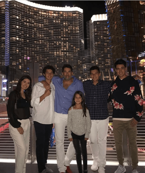 “Tengo tres hijos, a Romina de 21 años, a Sebastián de 18 años y a Julia de 12; además dos niños maravillosos que me prestan, que no son mis hijos, que tienen a su mamá y a su papá, pero yo los tengo aquí conmigo en mi corazón, es como si también fueran parte de mí”, mencionó en un video en vivo, según reportó Las Estrellas el pasado 21 de febrero.