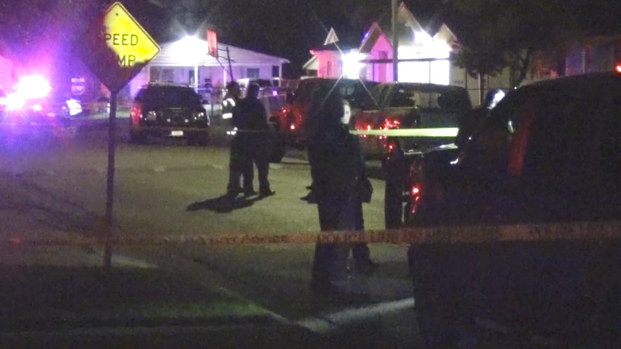 Las autoridades manejan el caso como un posible homicidio-suicidio.
<b>"Mandamos nuestras oraciones a esta comunidad</b> y han pasado por unas tragedias en los últimos días como la muerte de un adolescente y ahora de cuatro personas", dijo González.