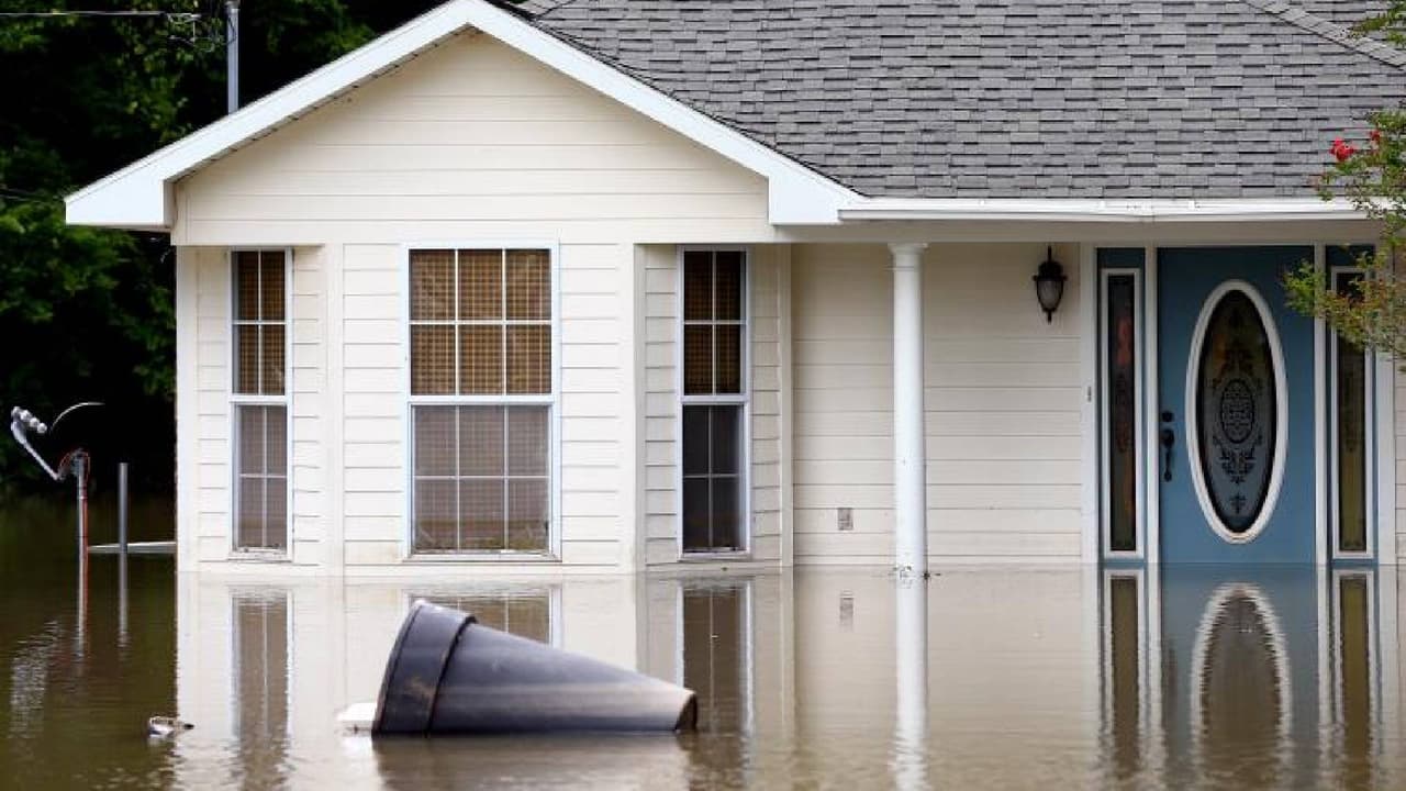 <b>Después de una inundación</b>
<br>Evite las zonas devastadas hasta que las autoridades determinen que es seguro regresar; tenga cuidado con líneas eléctricas, postes y cables caídos. No entre en zonas inundadas ya que el agua puede esconder muchos peligros.