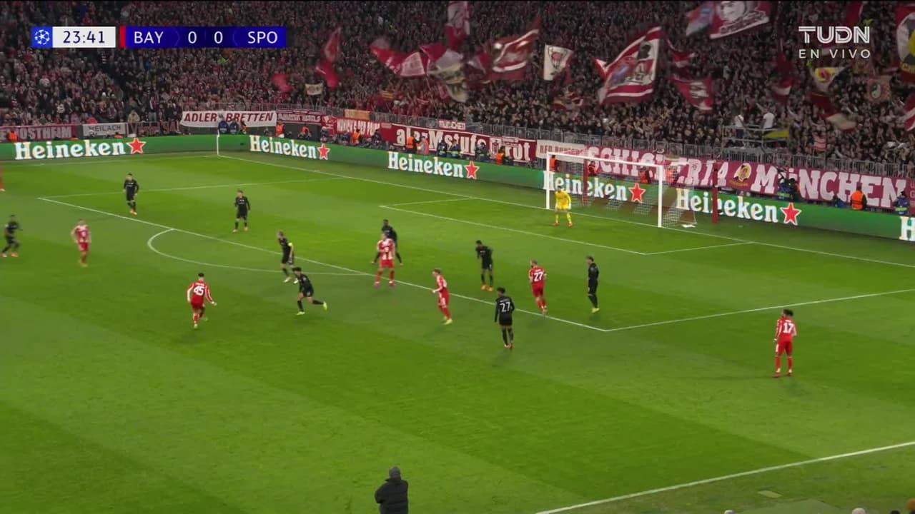 ¡TIRO ATAJADO! disparo por Serge Gnabry.