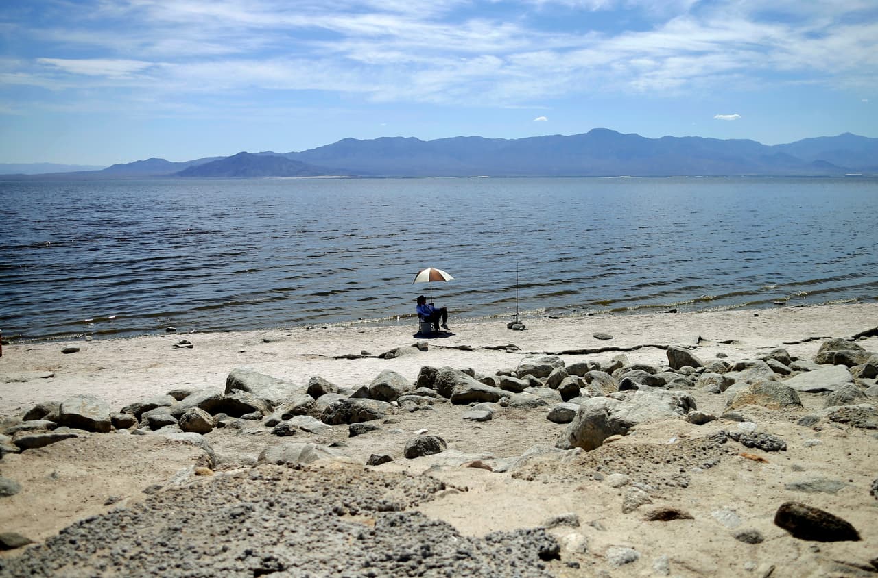 Una ola gigante golpeó a un surfista contra las rocas y una mujer se lanzó al mar para salvarlo