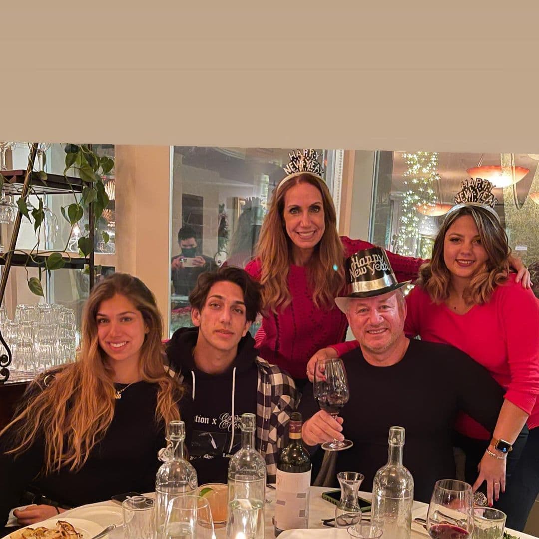 Para
<b> <a href="https://www.univision.com/temas/la-flaca" target="_blank">La Flaca</a></b> la familia siempre ha sido lo más importante y celebró la llegada del 2021 de manteles largos en compañía de su hermano: "¡Bendiciones para todos en este nuevo año, orando por un año mejor!", escribió en Instagram.