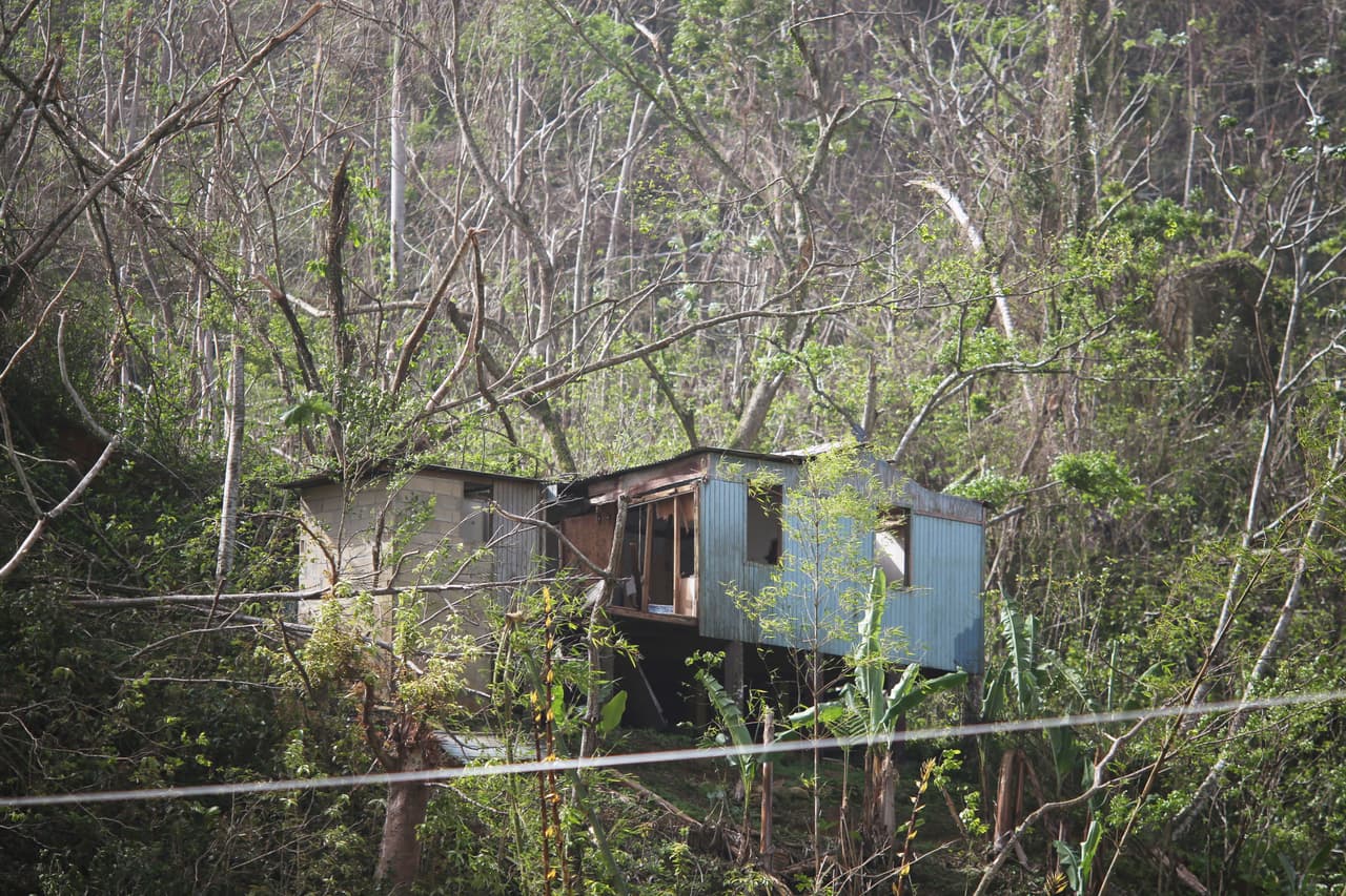 Una residencia destruida por el viento en la montaña de Utuado.