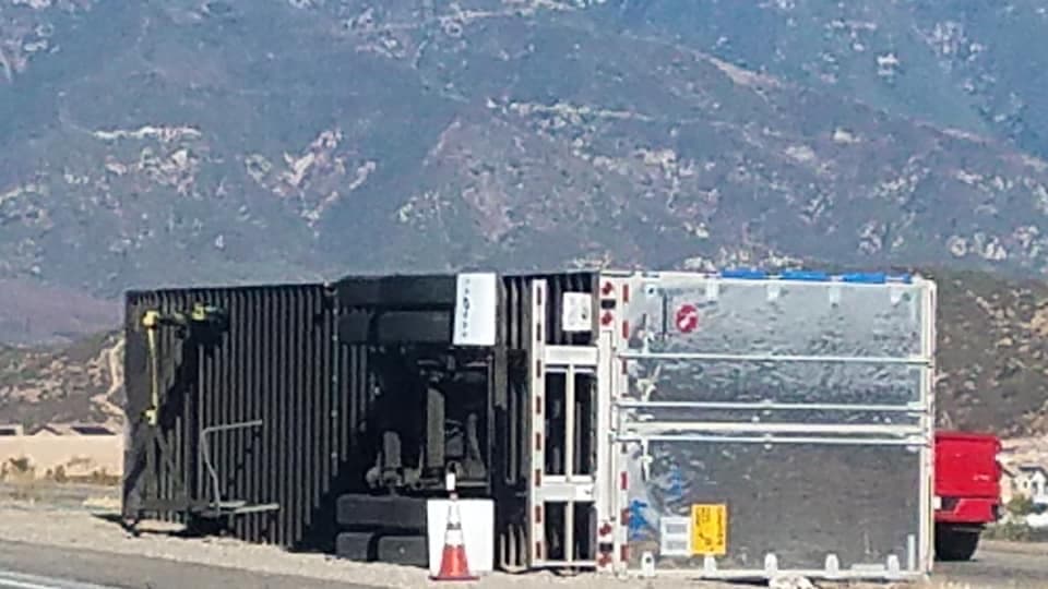 Un camión se volcó en la autopista 15 a la altura de Fontana, condado de San Bernardino.
