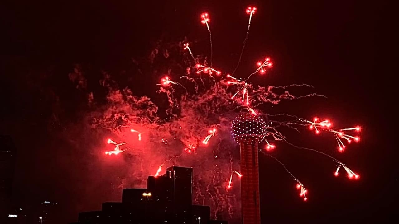 El 2022 algunos residentes del Metroplex lo recibieron en el centro de Dallas cerca del 
<a href="https://www.univision.com/local/dallas-kuvn/puedes-disfrutar-de-eventos-navidenos-desde-las-alturas-del-edificio-reunion-tower-video">Reunion Tower</a>.