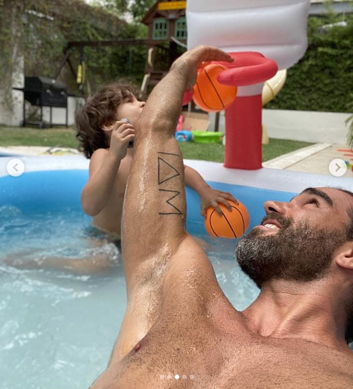 En medio de la fiesta, subió al niño a la habitación, le explicó lo que sucedería y lo hizo su cómplice.
<br>