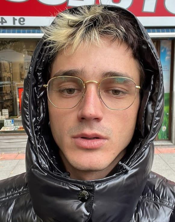 En julio de 2020 se anunció que iba a comenzar en el mundo de la interpretación con su papel como 'Phililipe' en 'Élite'. Sin embargo, ha continuado con su música, y su último sencillo 'Tiroteo' lo demuestra.