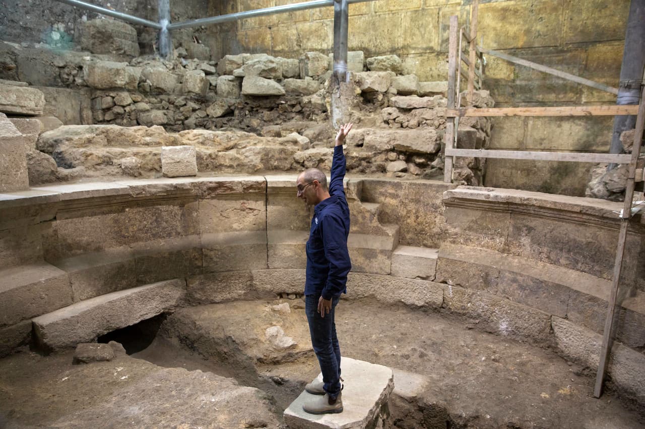 Las excavaciones fueron hechas para revelar la parte oculta del Muro que fue descubierta hace poco y que se sabía que estaba bajo tierra dijo
<b><a href="https://www.youtube.com/watch?time_continue=84&v=29kVDSYA4hY" target="_blank">Joe Uziel (en la foto), director de las excavaciones</a></b>. En los trabajos esperaban encontrar una calle romana:
<b>"Pero a medida que cavábamos nos dimos cuenta de que no había calle. En su lugar, descubrimos un edificio circular y, en realidad, estábamos descubriendo una estructura del tipo teatro (romano)"</b>, declaró desde el lugar.