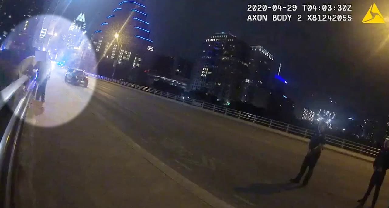 Policía ayuda a evitar que un hombre salte de puente en el centro de Austin
