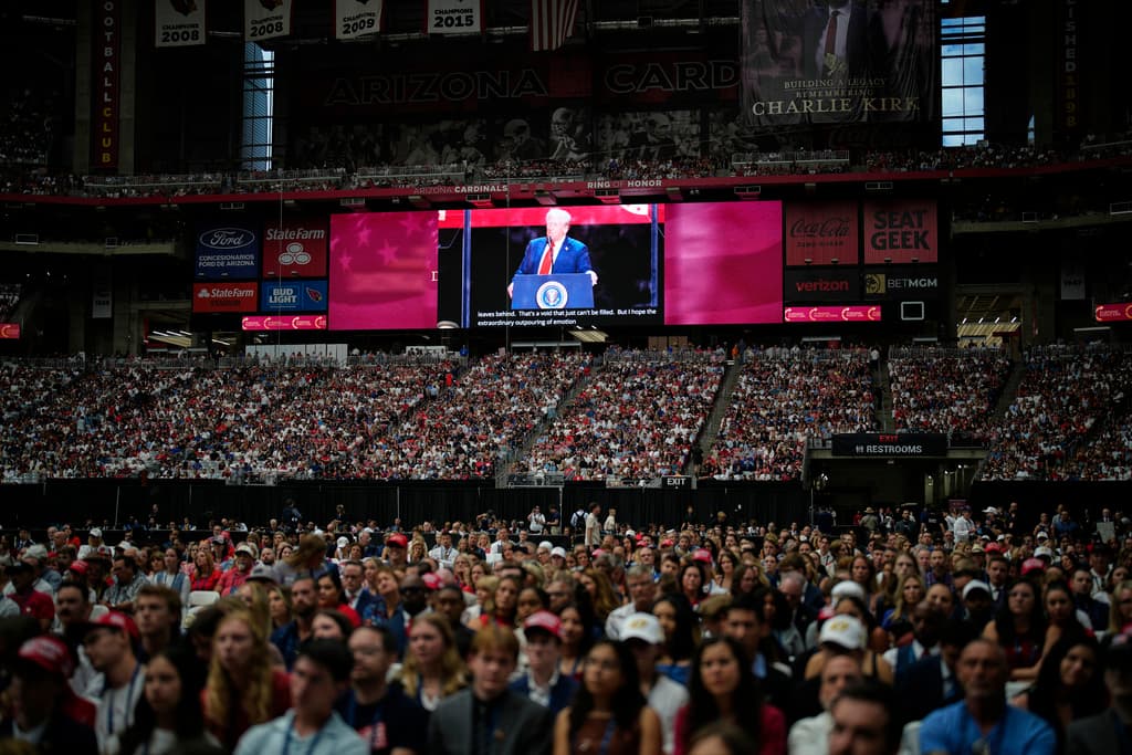 El presidente Donald Trump, visto en la pantalla de un estadio, habla en un homenaje al activista conservador Charlie Kirk, el domingo 21 de septiembre de 2025, en el Estadio State Farm de Glendale, Arizona. (Foto AP/John Locher)
