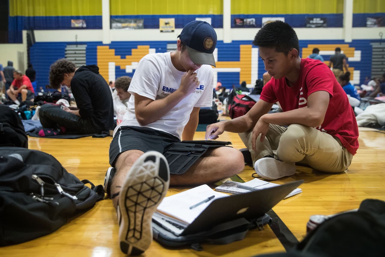 <b>The Gates Millennium Scholars Program</b>
<br>Cada año, 1,000 estudiantes de minorías que estén estudiando STEM (o ciencias bibliotecarias o educación) reciben
<a href="http://www.gmsp.org/">becas que los siguen por su carrera universitaria hasta graduarse</a>, que pueden usar en cualquier universidad. La fecha límite es el 11 de enero. La beca promedio desde el año 2000 al 2014 fue de 12,785 dólares, según su página web.