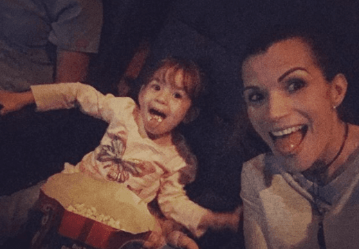 Michelle y su mamá Cristy Bernal se fueron al cine, y juntas vieron la película 'Coco'.