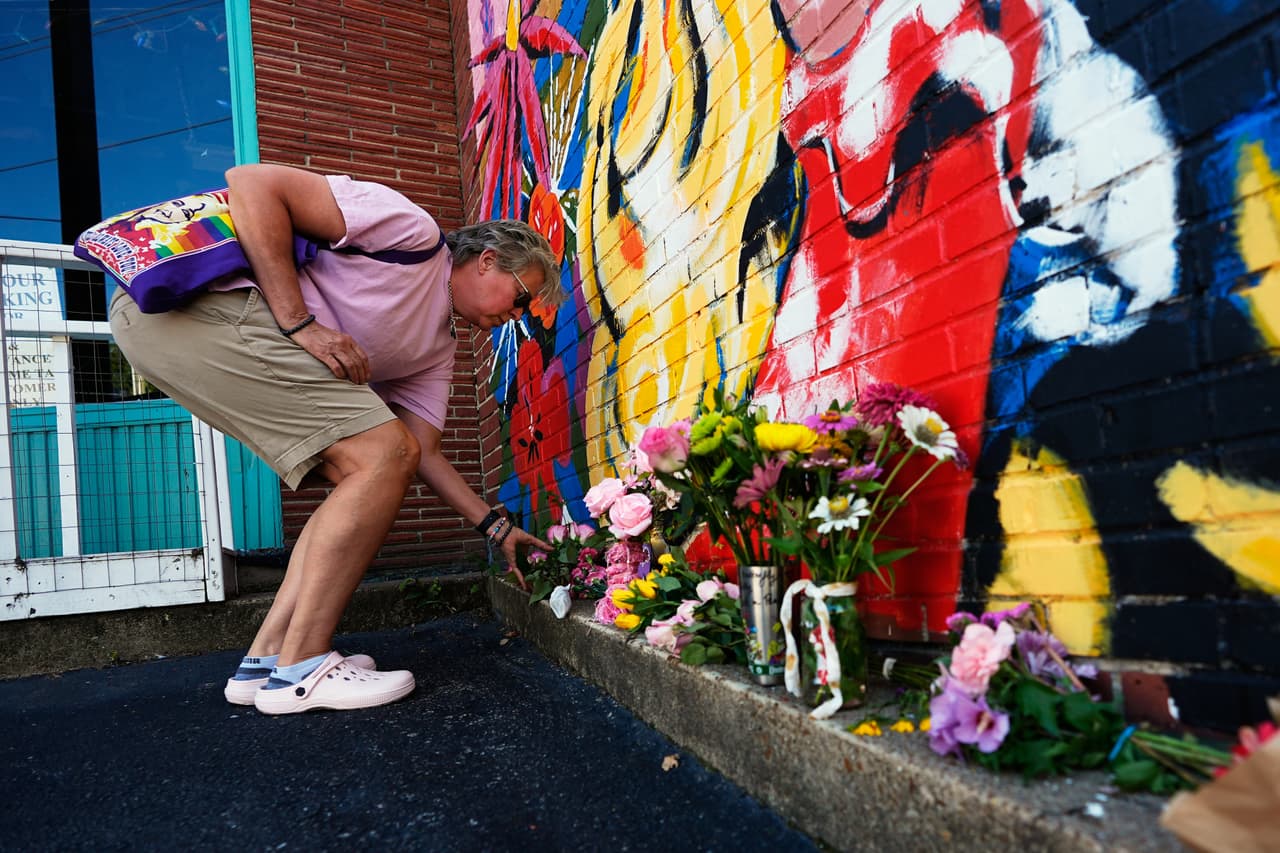 Tracy Ross deposita flores ante un mural de Dolly Parton el martes 25 de agosto de 2026 en Nashville, Tennessee.