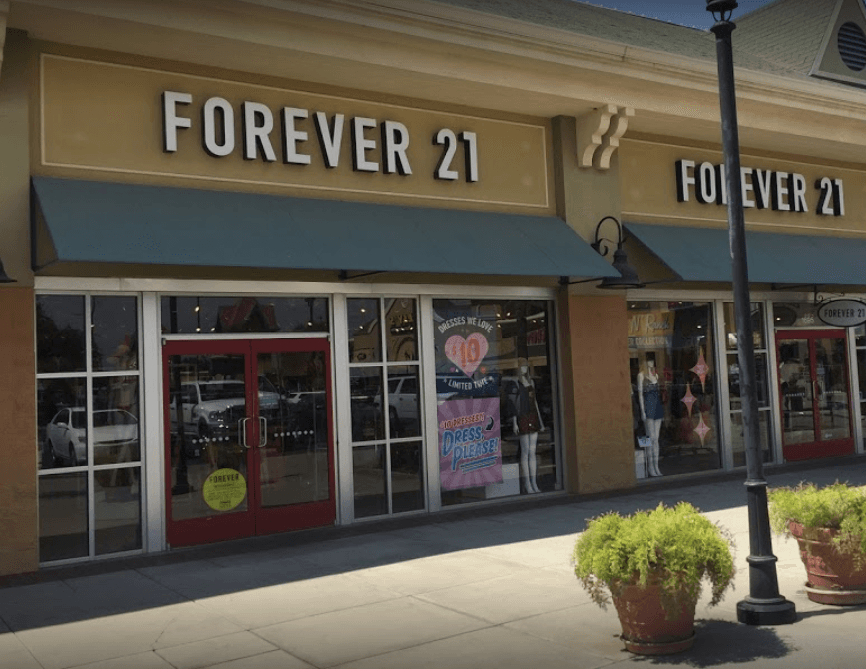 En el Tulare Outlet Center, número 1695 de la calle Rutherford , Space A010, Tulare, CA 93274