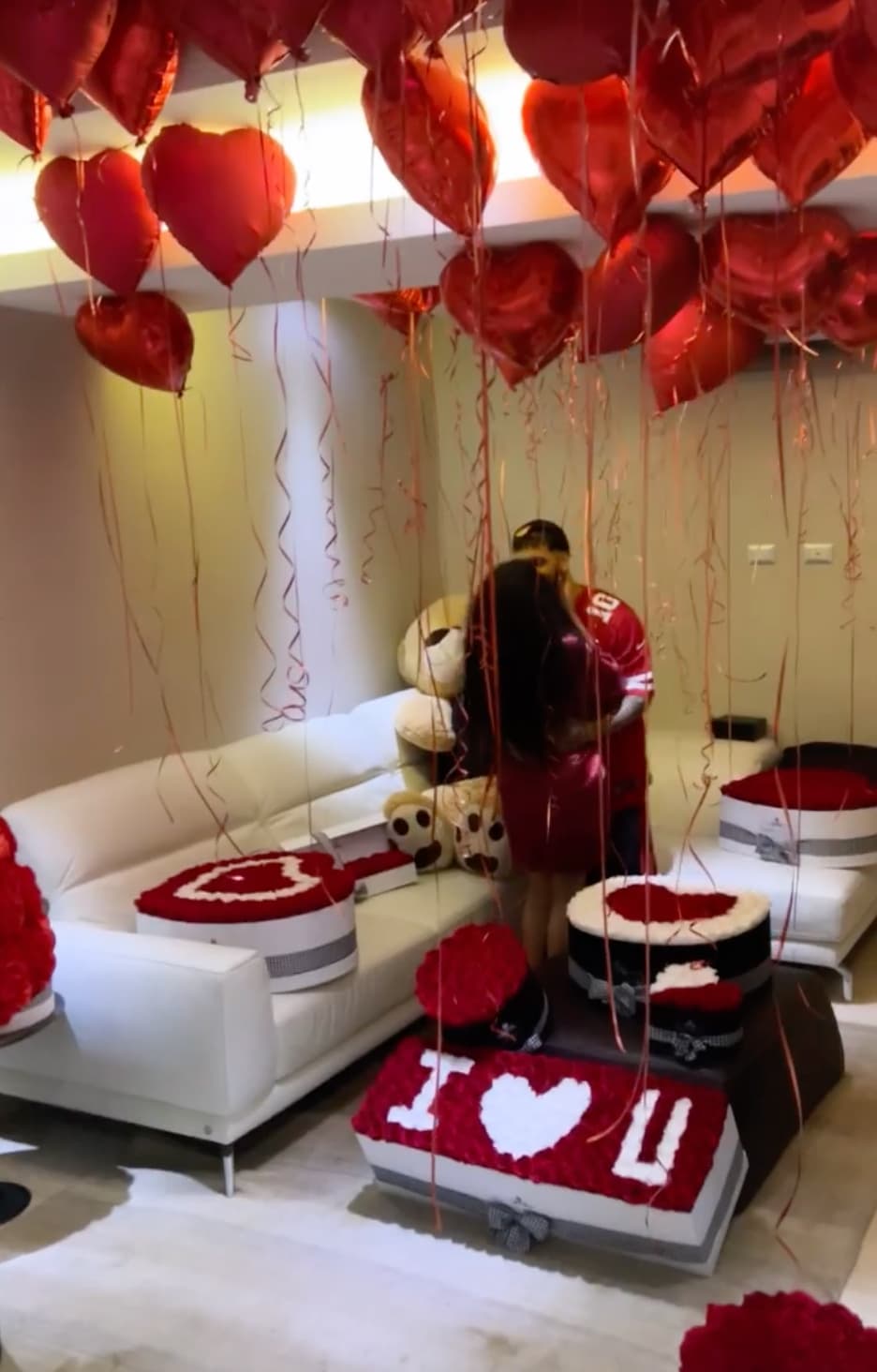 Y como la táctica del novio espléndido le funcionó con Karol G, ahora Anuel la ha usado con Yailin y por coincidencia, le ha dado muchos regalos y detalles similares a los que le dio a la intérprete de la ’Tusa’. Como cuando le lleno su recámara de rosas y globos.