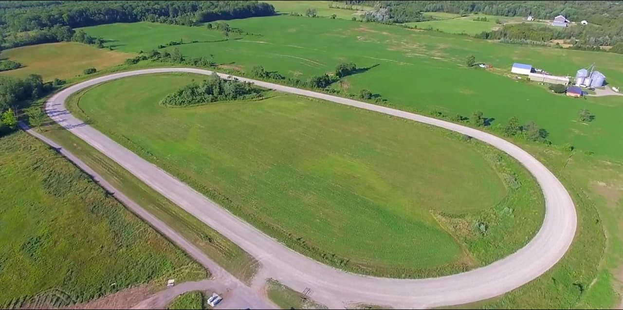 Además, cuenta con 40 hectáreas de terreno, entre las que hay una pista de carreras para caballos.