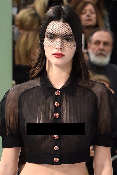 Sea como fuere, Kendall recibió la visita de su mami Kris al elegante evento.