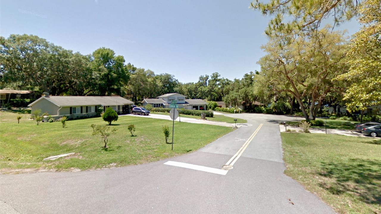 <b>Puesto 11. Silver Springs Shores, Florida. </b>28,5% de los 8,966 residentes de esta ciudad viven en pobreza y la tasa de desempleo es de 16%. El hospital más cercano al centro de Silver Springs Shores está a casi 10 millas de distancia. La investigación también consideró el porcentaje de trabajadores que viajan en transporte público, el tiempo promedio de viaje al trabajo, el número de salas de cine y el número de restaurantes, entre otros datos.