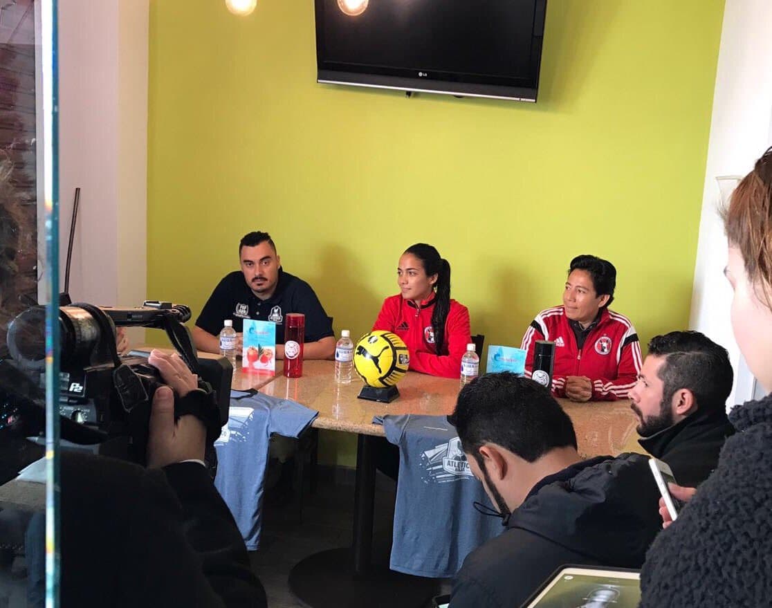 Carolina Jaramillo durante su presentación con Atlético Baja de la MASL.