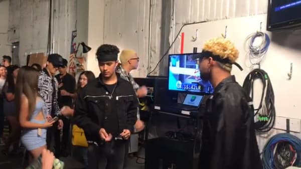 Mientras esperaban para entrar a la sala de El Gordo y La Flaca, bromeaban entre ellos.