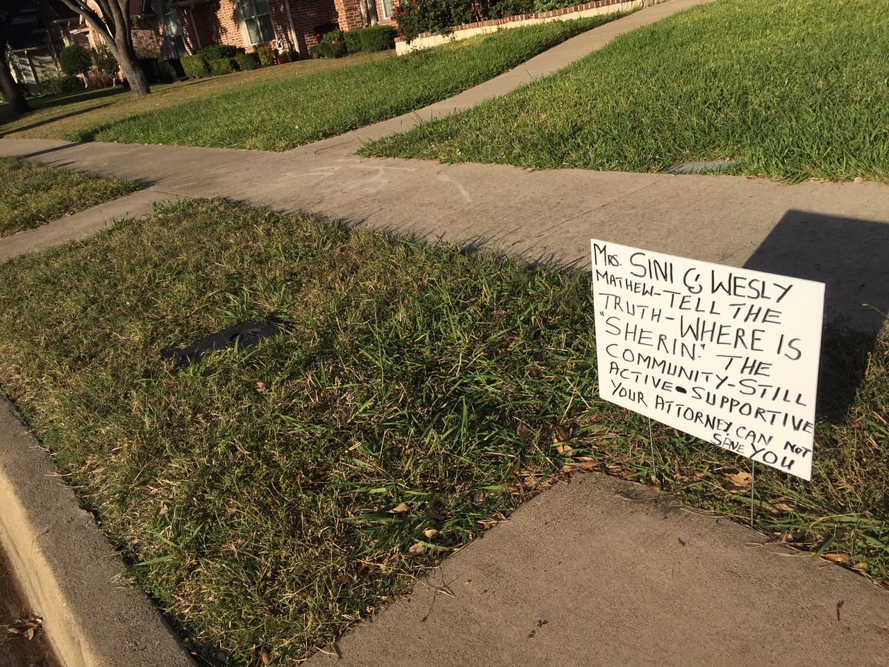 Muchos de los visitantes a la cuadra han expresado sus sospechas y teorías sobre la desaparición de la niña de 3 años, y no ocultan sus críticas hacias el padre de la pequeña, quien enfrenta cargos por haberla dejado en un callejón.