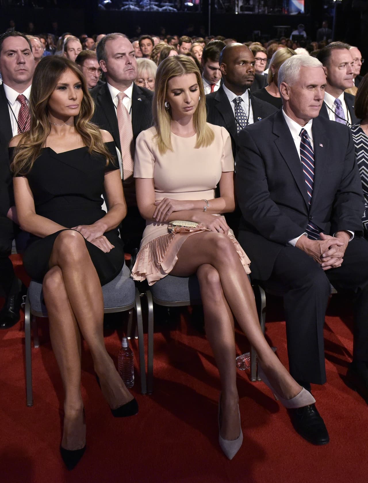 Ivanka Trump es otra celebridad que se ha rendido al color cuando lo usó en un vestido a la rodilla, de cintura tipo imperio y plises que contrastó con el atuendo de Melania, durante la audiencia del primer debate presidencial de su padre, en septiembre de 2016.